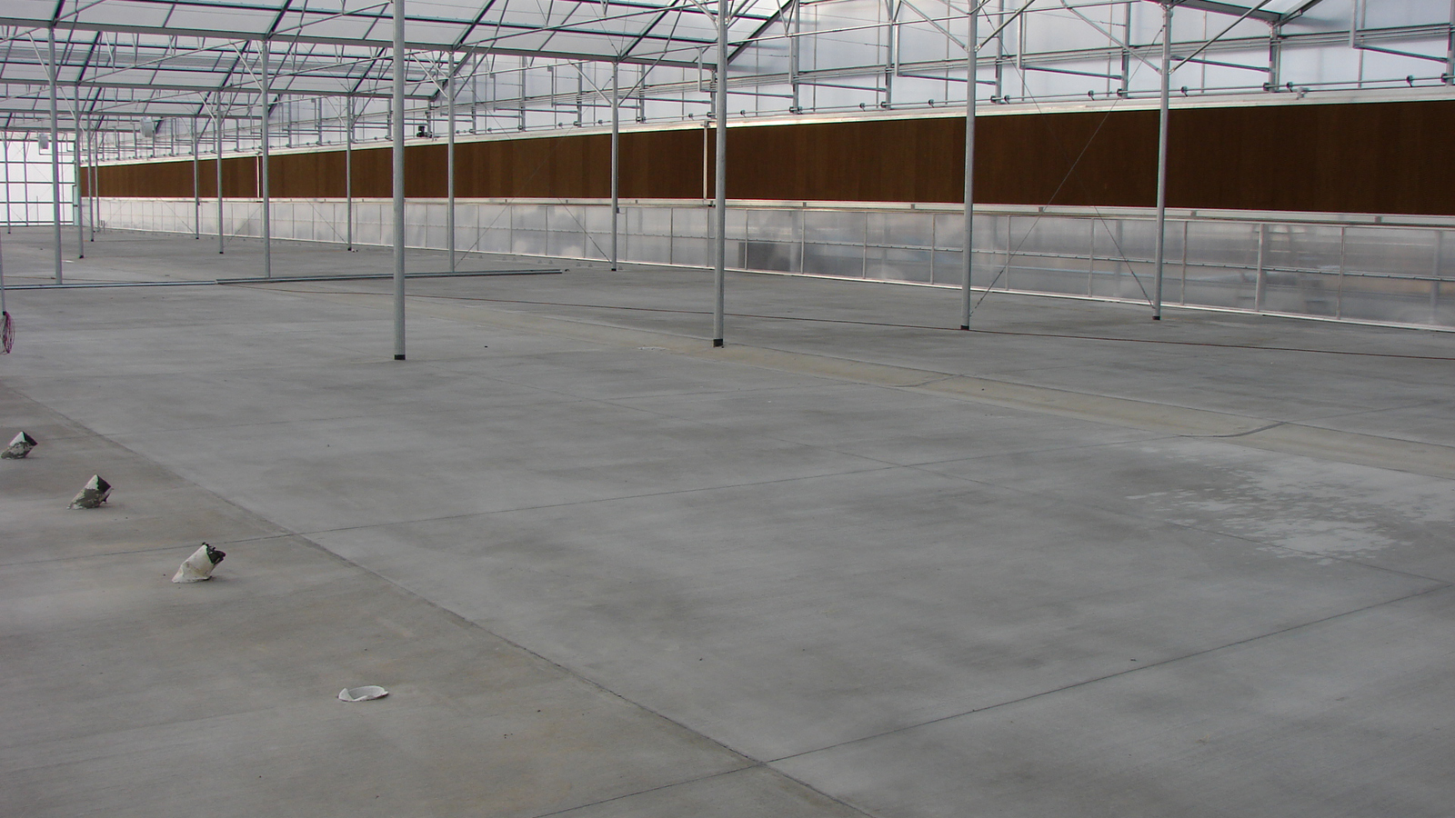 Greenhouse with cooling pad wall and exhaust ventilation